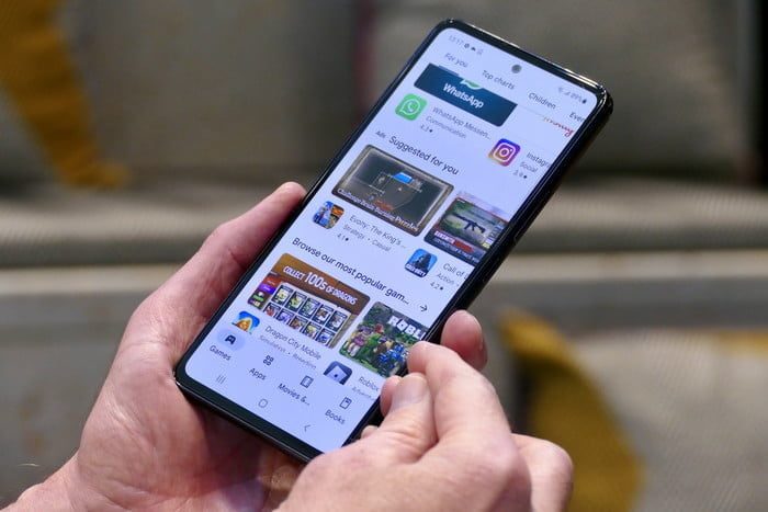 Samsung Galaxy A53 de frente en la mano.