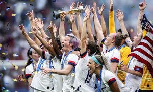 La selección de fútbol femenino de Estados Unidos celebra el título de la Copa del Mundo de 2019.