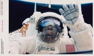 Un astronauta saluda a la cámara durante una caminata en el espacio.