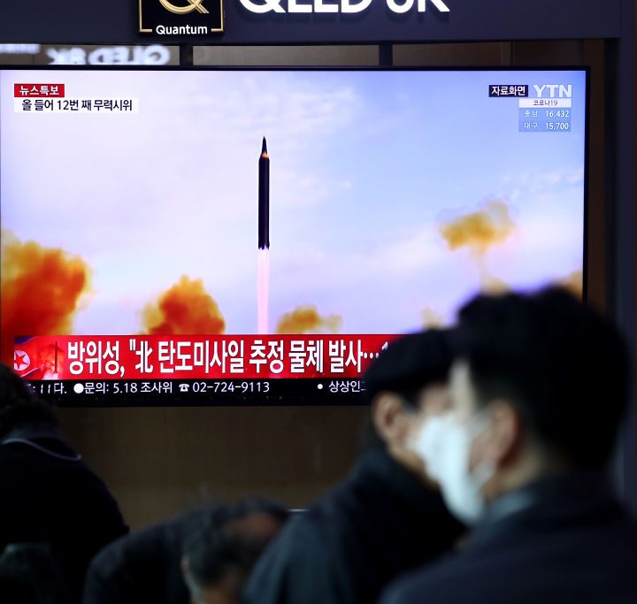 Un televisor muestra el lanzamiento del misil Hwasong-17 de Corea del Norte.