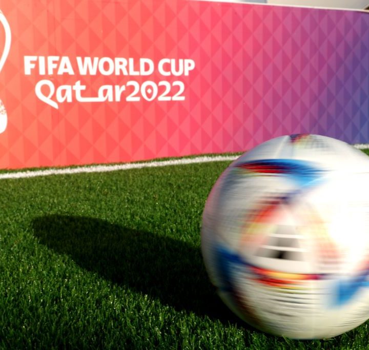 Balón de Qatar 2020 rodando sobre un campo.