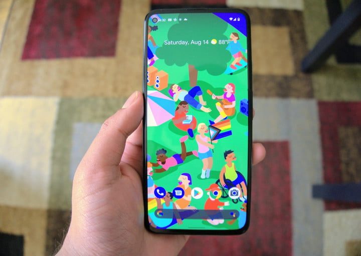 Una persona con un Google Pixel 5a 5G mostrando su pantalla.