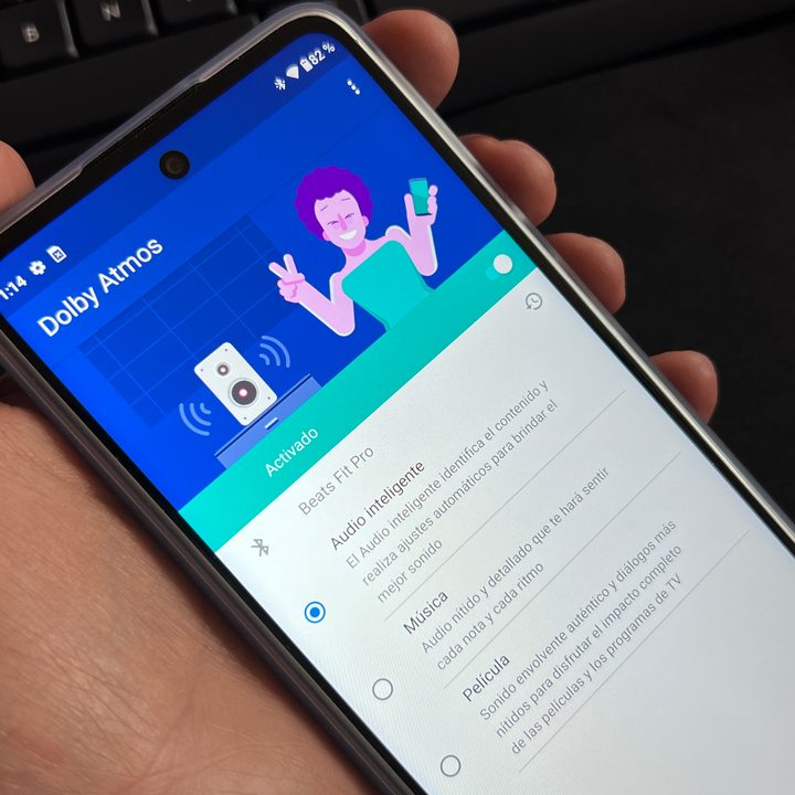 Usuario sosteniendo un Moto G51 5G, un celular que destaca por sus múltiples opciones de personalización.