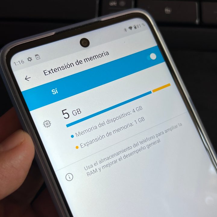 Usuario sosteniendo un Moto G51 5G, un celular que destaca por sus múltiples opciones de personalización.