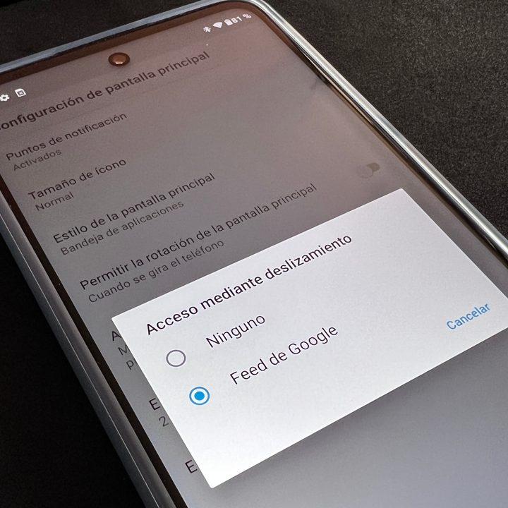 Usuario sosteniendo un Moto G51 5G, un celular que destaca por sus múltiples opciones de personalización.