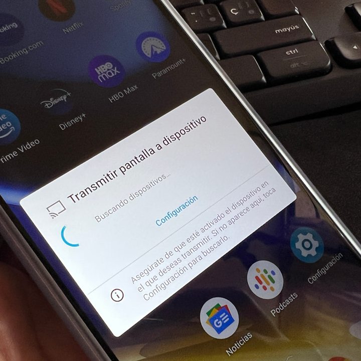 Usuario sosteniendo un Moto G51 5G, un celular que destaca por sus múltiples opciones de personalización.