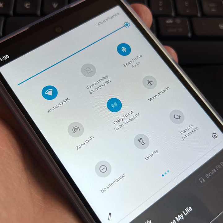 Usuario sosteniendo un Moto G51 5G, un celular que destaca por sus múltiples opciones de personalización.