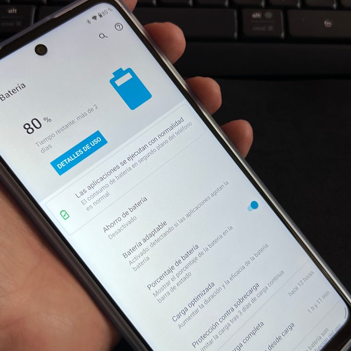 Usuario sosteniendo un Moto G51 5G, un celular que destaca por sus múltiples opciones de personalización.