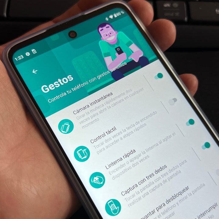 Usuario sosteniendo un Moto G51 5G, un celular que destaca por sus múltiples opciones de personalización.