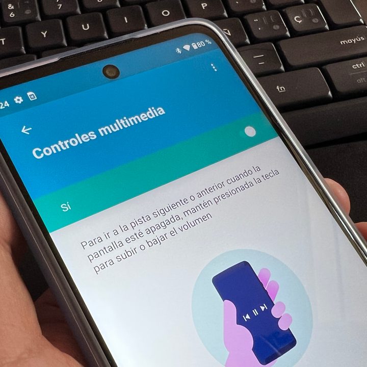 Usuario sosteniendo un Moto G51 5G, un celular que destaca por sus múltiples opciones de personalización.