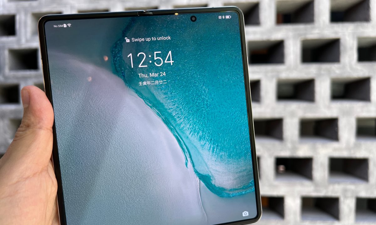 Usuario sosteniendo el Magic V, el cual está en modo tableta.