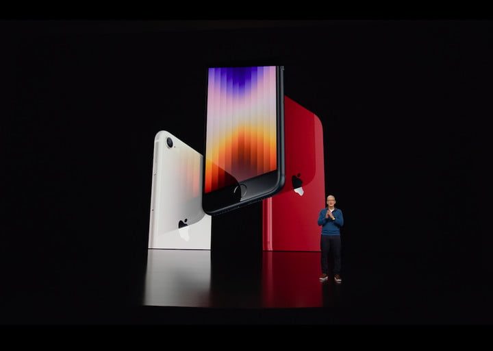 El iPhone SE 2022 de Apple se muestra en el escenario con Tim Cook.