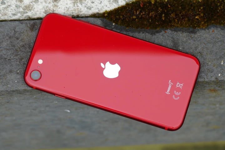 Apple iPhone SE (2022) en color rojo mostrando la parte posterior.