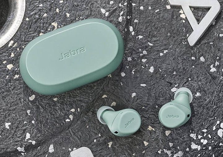 Auriculares Jabra Elite 7 Active fuera y aun lado de su estuche en color verde.