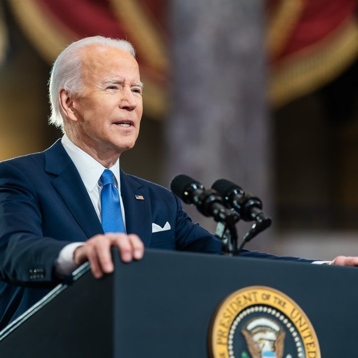 Biden llama a reforzar las defensas ante ciberataques rusos