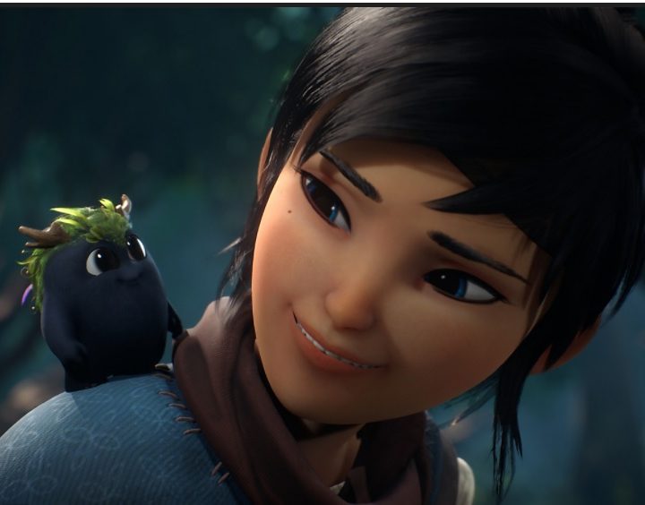 La heroina principal de Kena: Bridge of Spirits con su mascota al hombro.