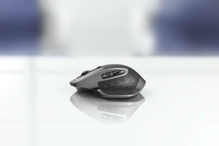 El Logitech MX Master 2S visto de lado sobre una superficie brillante.