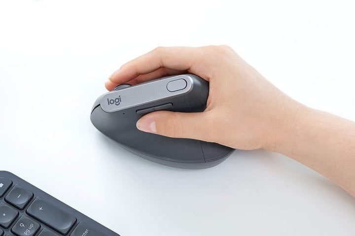 La mano de una persona sobre el Logitech MX Vertical.