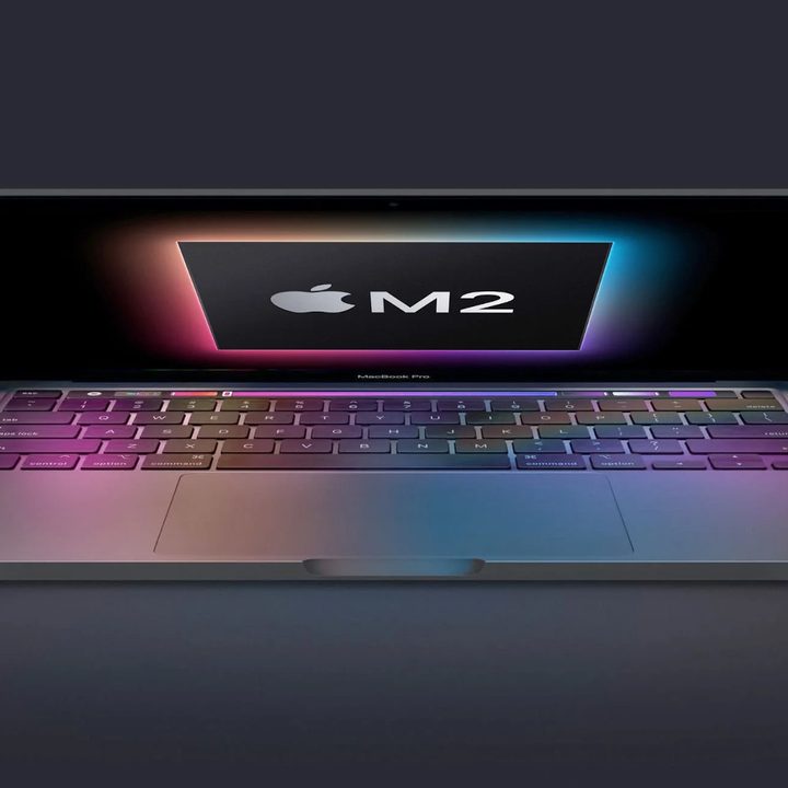 Un MacBook Pro con el logo del nuevo chip M2.