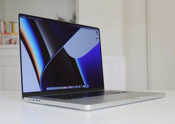 MacBook Pro 2021 sobre una superficie blanca.