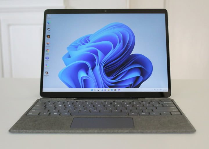 Microsoft Surface Pro 8 abierta vista de frente con fondo de pantalla de Windows 11.