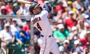 Un bateador de beisbol golpea el balón con el bate