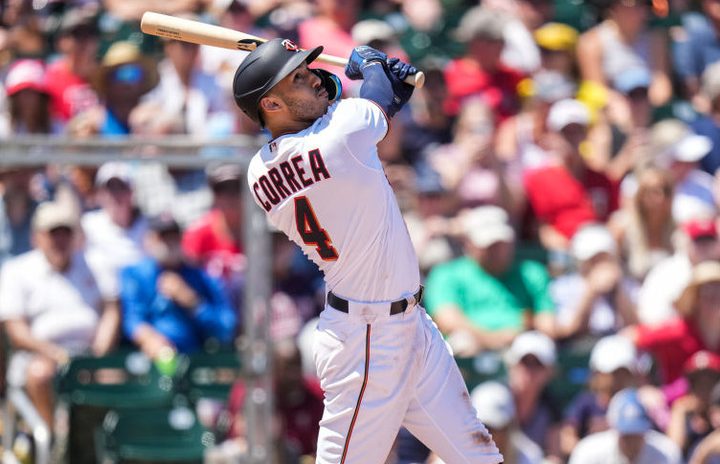 Un bateador de beisbol golpea el balón con el bate