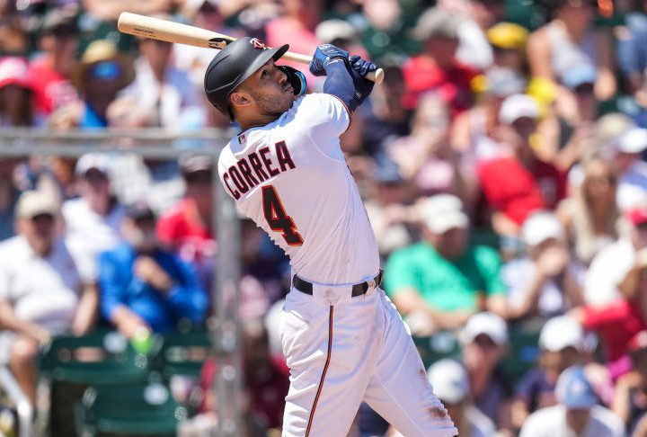 Un bateador de beisbol golpea el balón con el bate