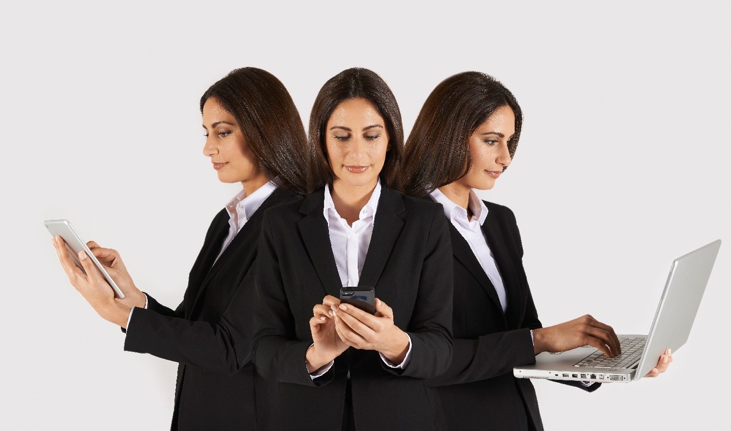 Una mujer usa múltiples dispositivos al mismo tiempo