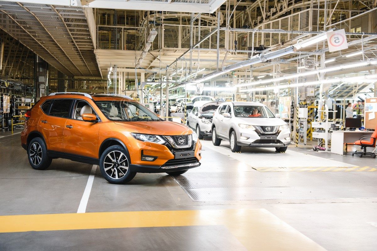 Fabricantes de automóviles suspenden sus operaciones en Rusia