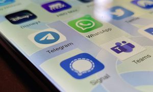 Teléfono despliega diferentes aplicaciones, como WhatsApp, Telegram y Signal.