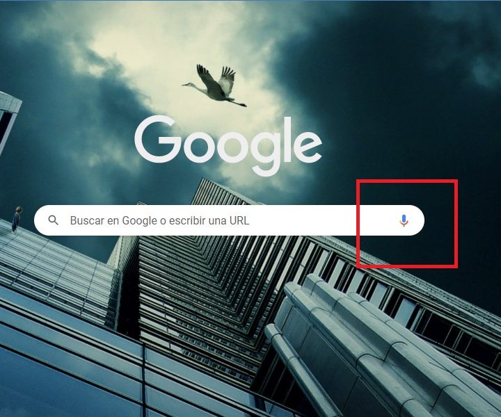 Página principal de Google Chrome con el icono del micrófono.