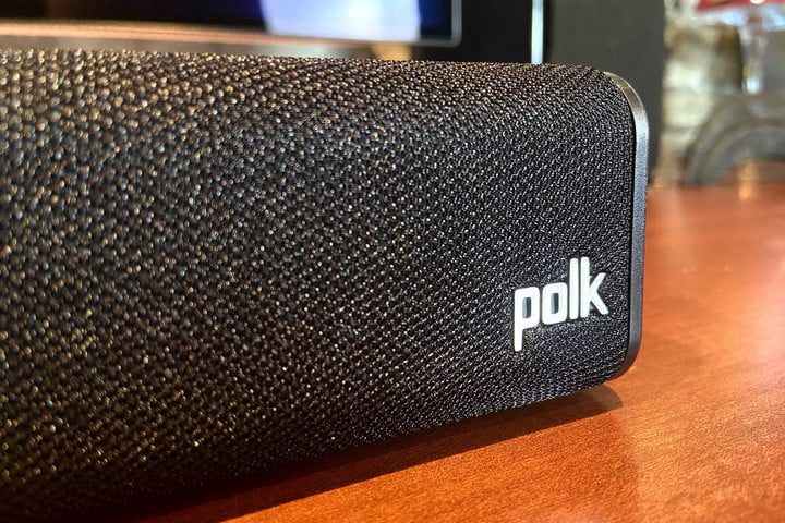 Vista parcial de una barra de sonido Polk Signa S4 sobre una superficie de madera.
