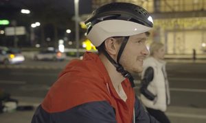 Este casco reúne todos los accesorios que un deportista siempre soñó