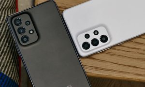 Samsung Galaxy A53 5G en blanco y negro.