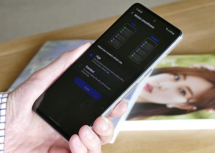 Un celular Samsung Galaxy A52 5G en la mano de una persona.