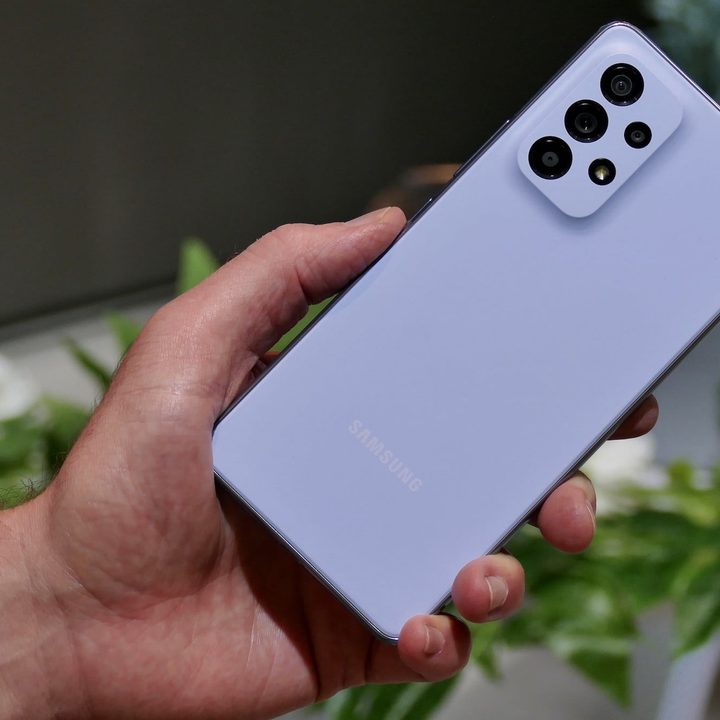 Samsung Galaxy A53 en la mano de una persona mostrando las cámaras.