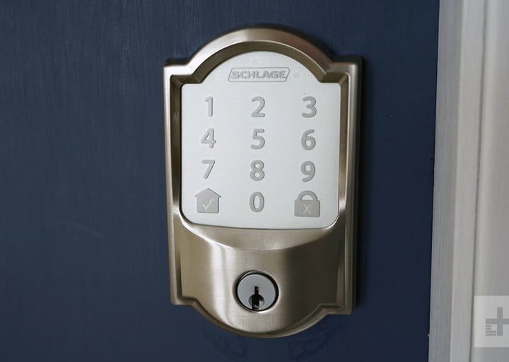 Cerradura Schlage Encode mostrando su cerrojo y teclado montada en una puerta.