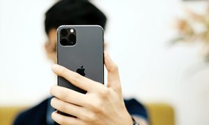 Un hombre se toma una selfie con un iPhone.
