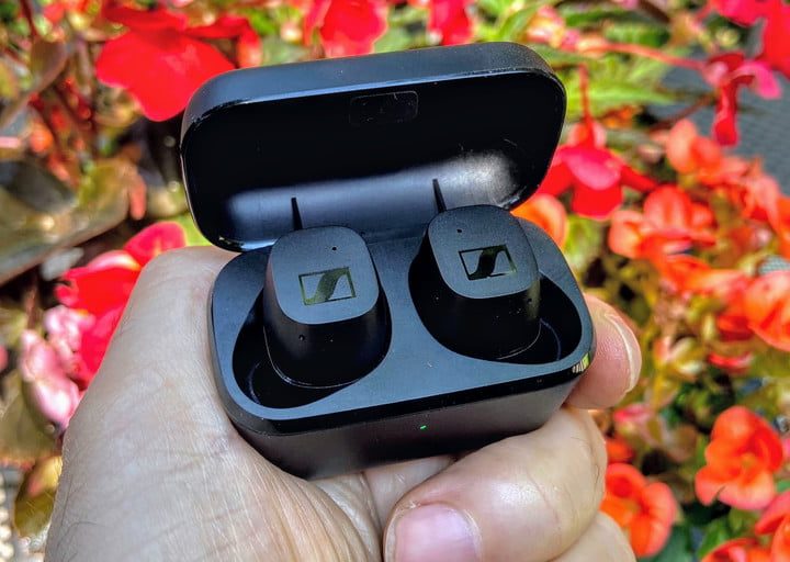 Auriculares Sennheiser CX True Wireless en su estuche en la mano de una persona.