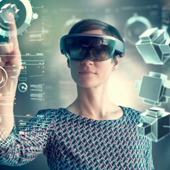 Una mujer usa lentes inteligentes