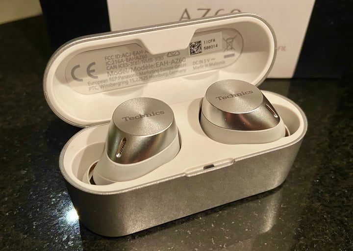 Auriculares Technics EAH-AZ60 dentro de suestuche.