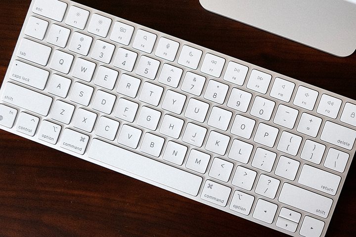 Un teclado de Mac visto desde arriba.