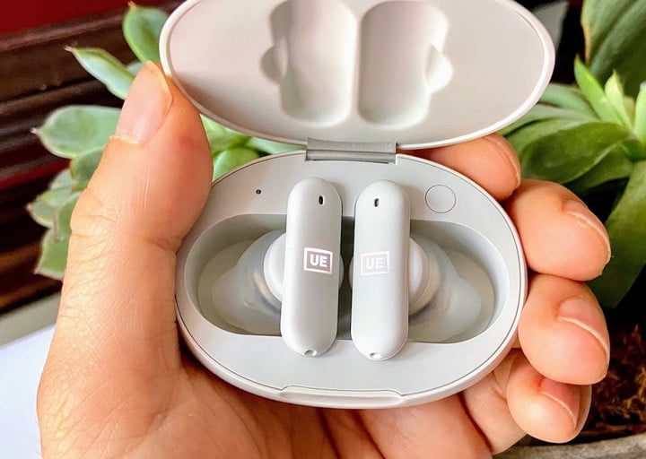 Auriculares Ultimate Ears Fits en su estuche.