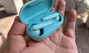 Usuarios sostiene unos FreeBuds SE, unos auriculares de entrada.