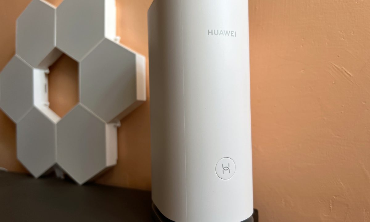 Una pieza del sistema Huawei WiFi Mesh 3 sobre un escritorio.