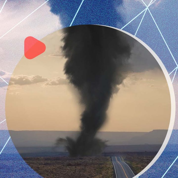 Un tornado al costado de una carretera en Estados Unidos.