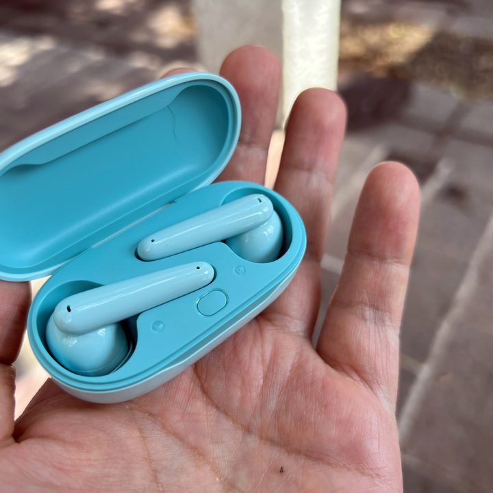 Usuarios sostiene unos FreeBuds SE, unos auriculares de entrada.