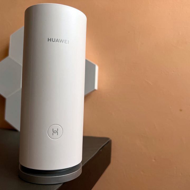 Una pieza del sistema Huawei WiFi Mesh 3 sobre un escritorio.
