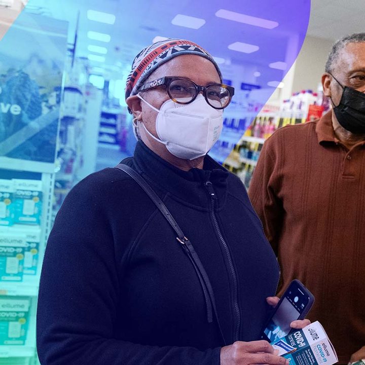 Dos personas utilizando mascarilla en el interior de un recinto.